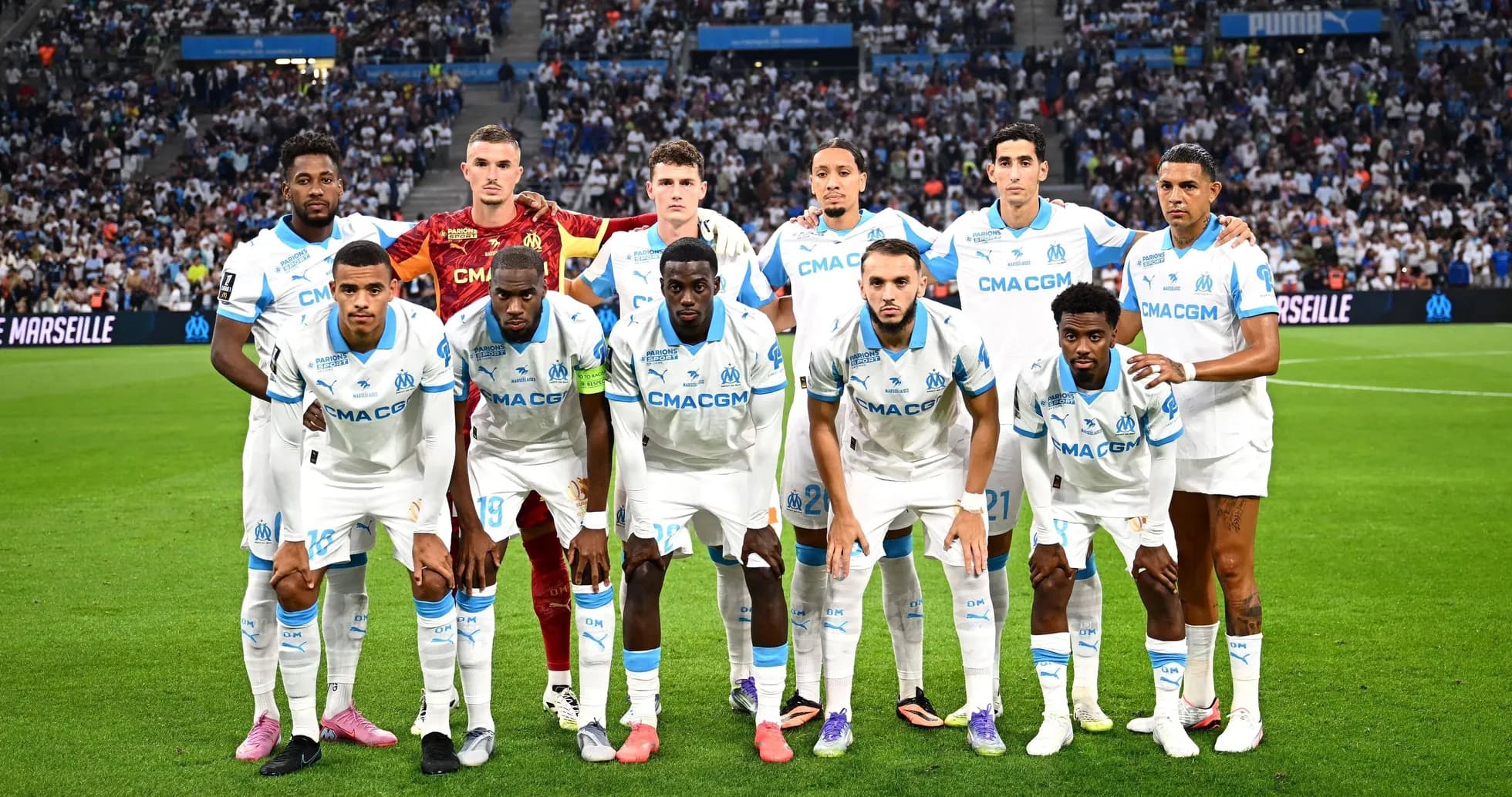 Equipo de Olympique de Marsella posando en el campo