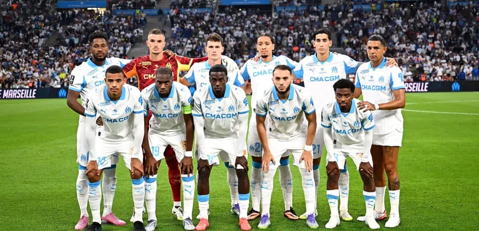 Equipo de Olympique de Marsella posando en el campo