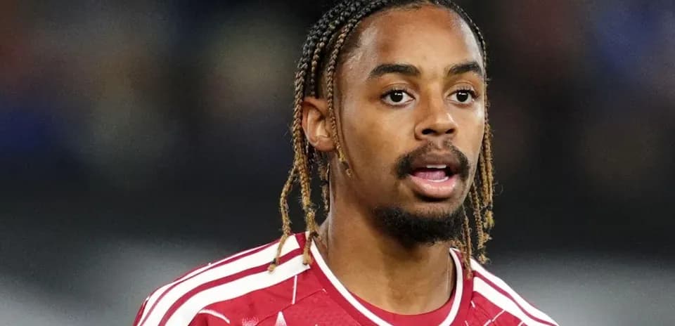 Jugador con camiseta roja durante un partido de fútbol