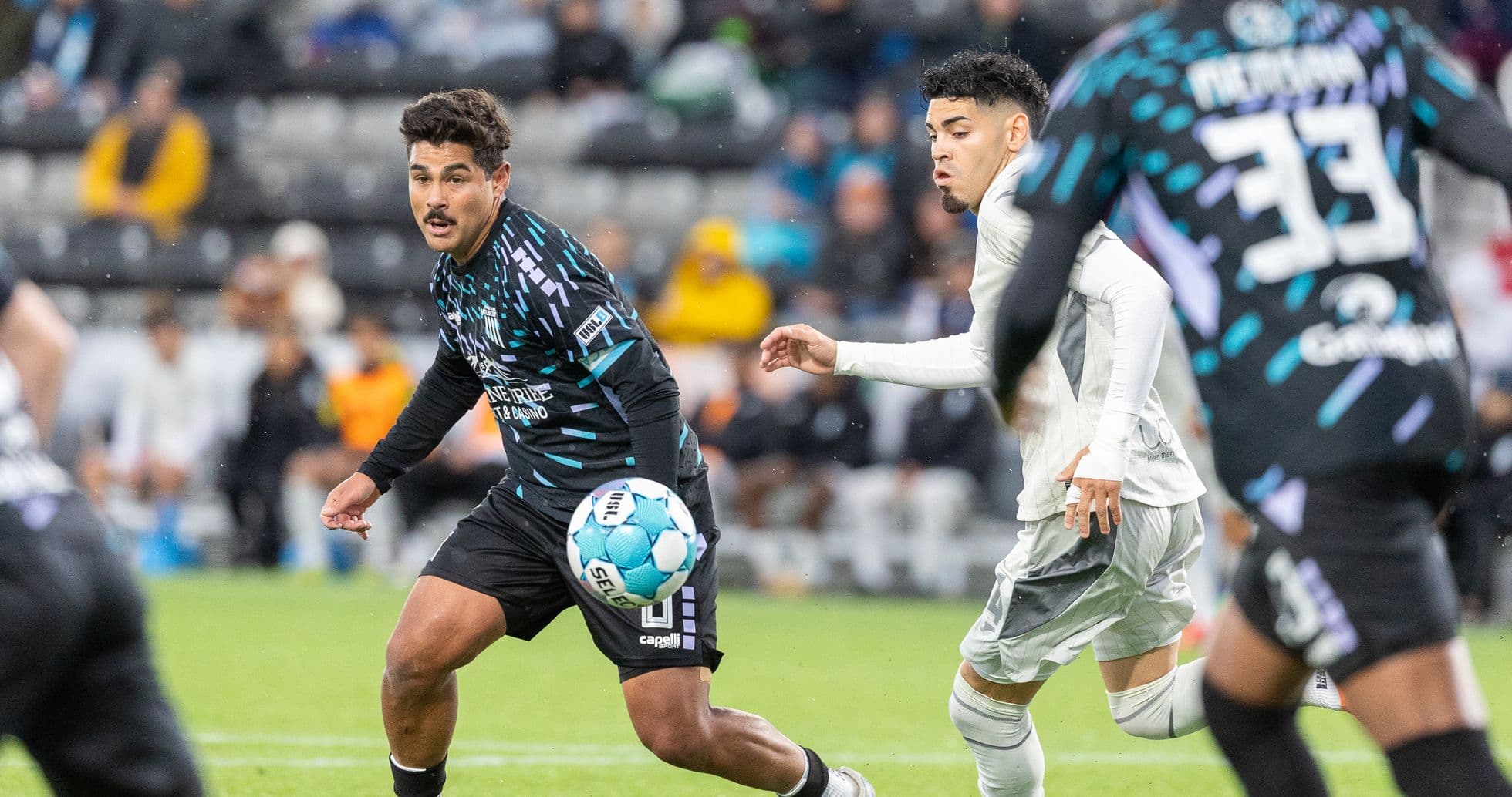 Jugador driblando el balón en el partido