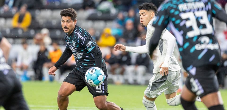 Jugador driblando el balón en el partido