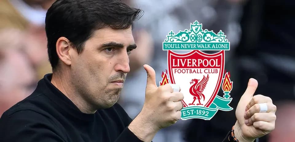 Entrenador dando un pulgar arriba con logo de Liverpool