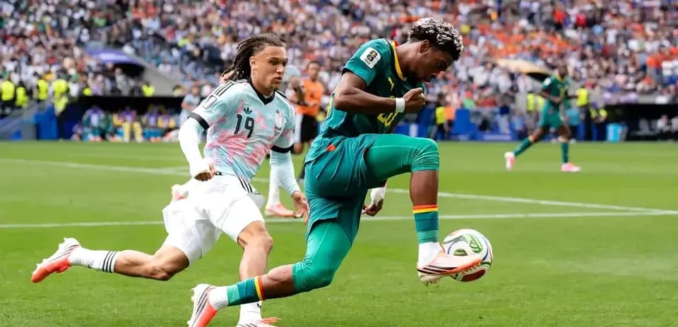 Jugador de Camerún controlando el balón en el partido