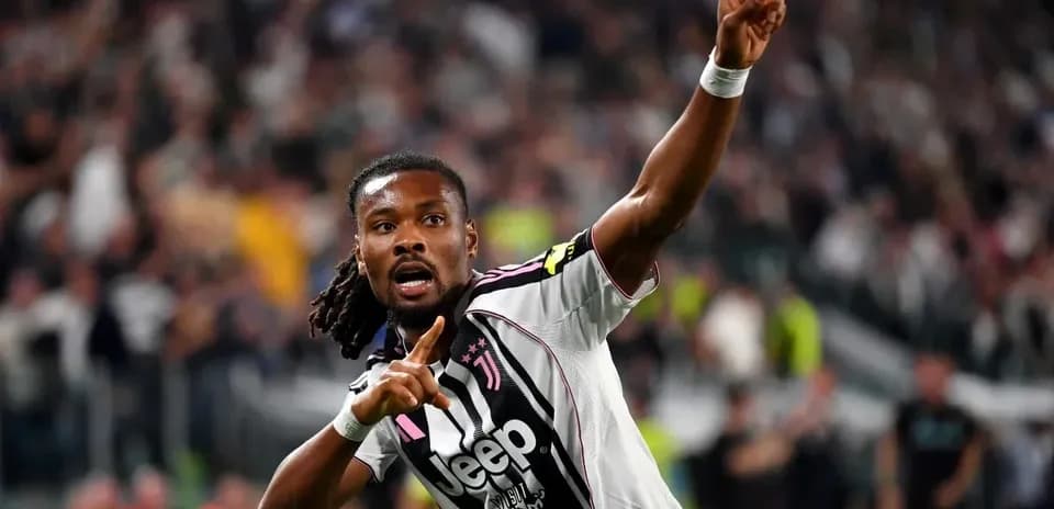 Jugador de Juventus celebra un gol con el dedo levantado
