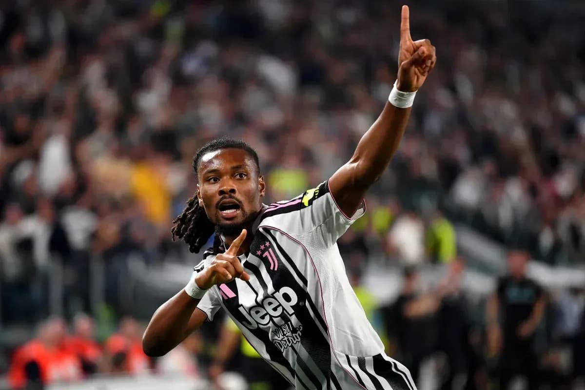 Jugador de Juventus celebra un gol con el dedo levantado