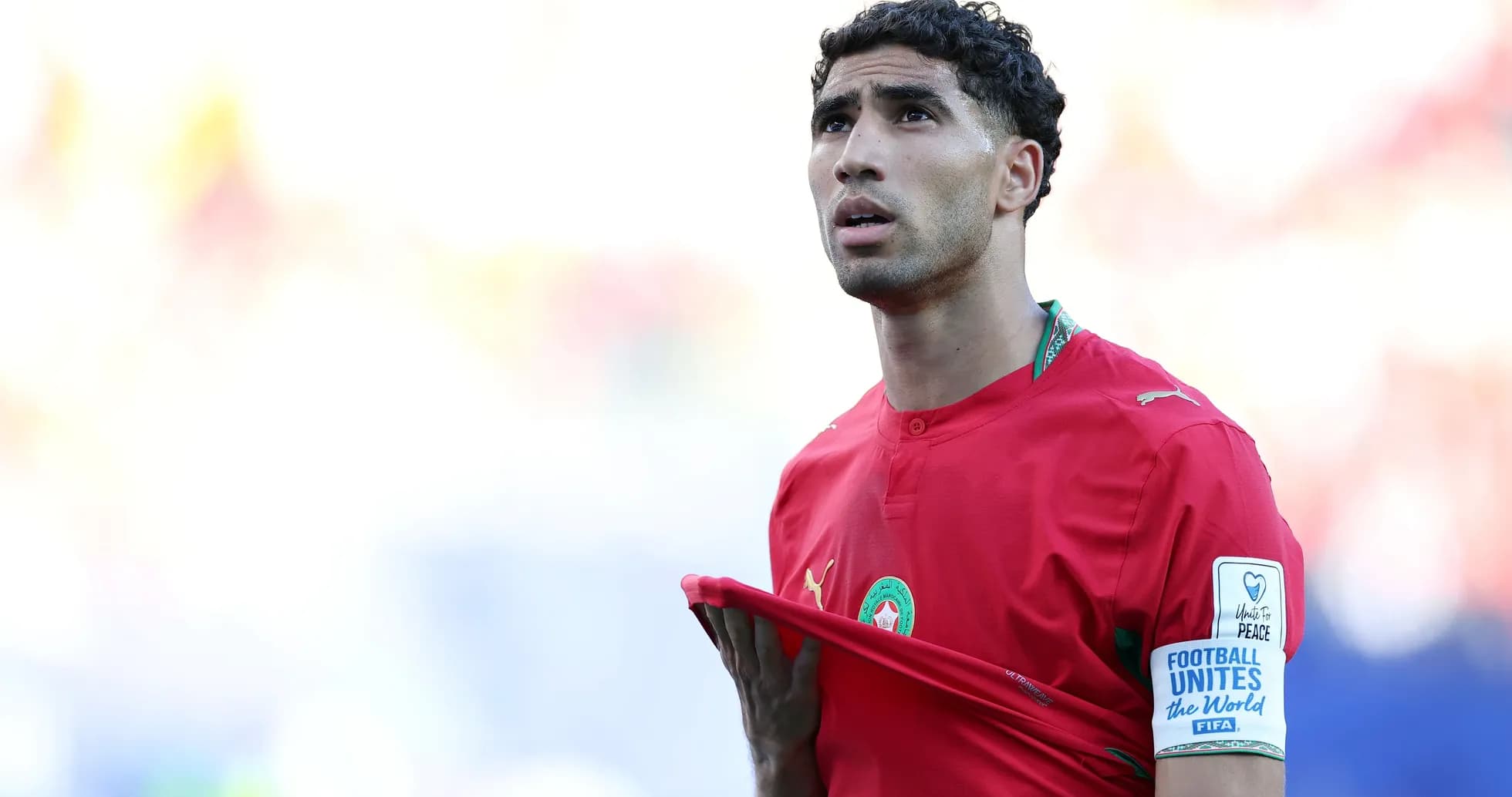 Jugador de Marruecos mirando hacia arriba en el campo