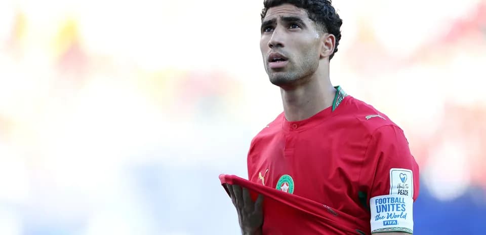 Jugador de Marruecos mirando hacia arriba en el campo