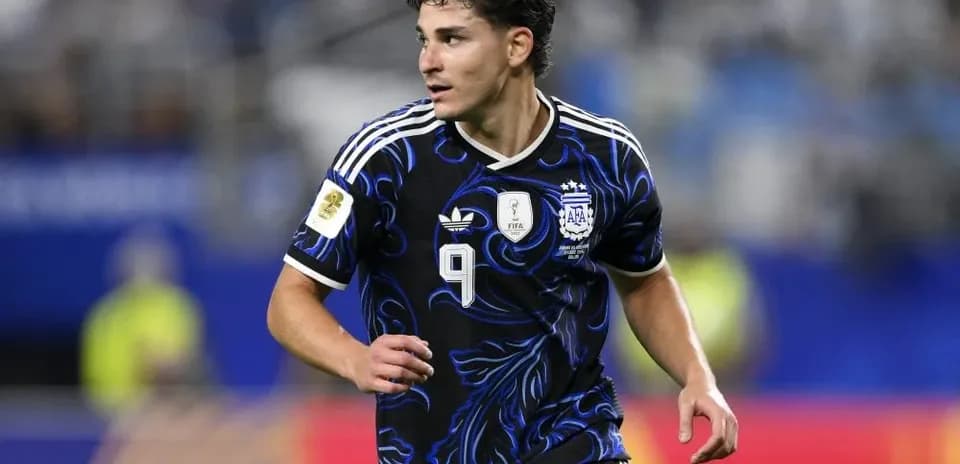 Jugador de Argentina corriendo con balón en partido
