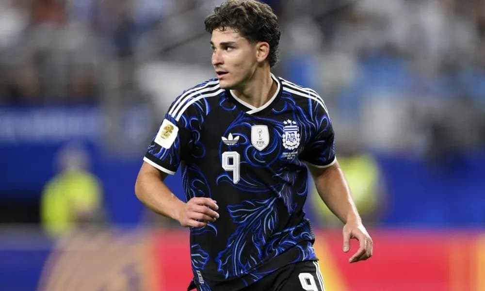 Jugador de Argentina corriendo con balón en partido