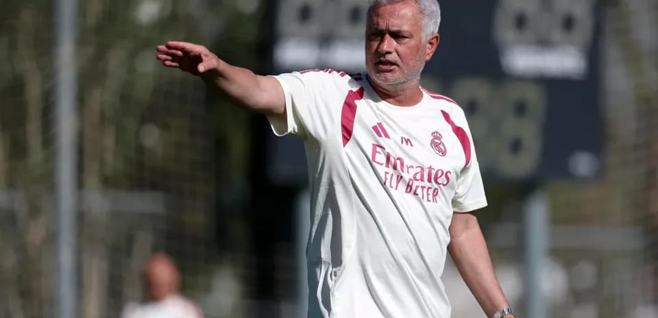 Entrenador dirigiendo a su equipo en entrenamiento