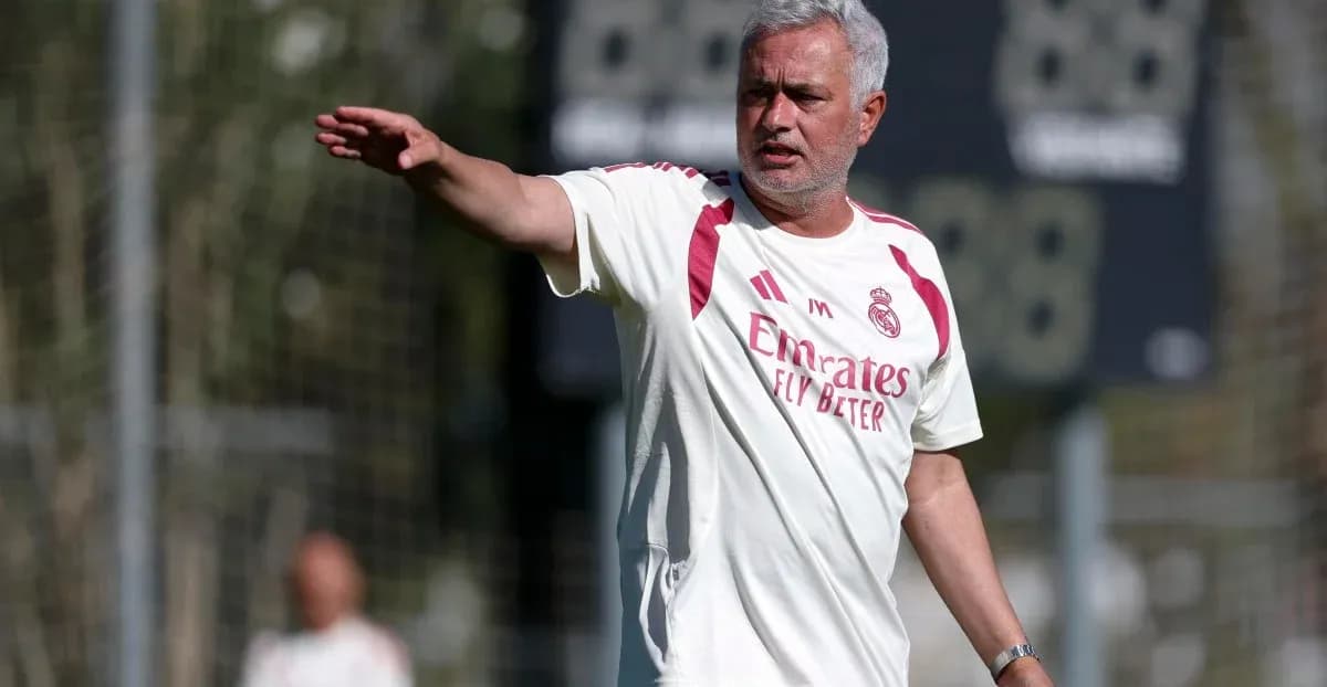 Entrenador dirigiendo a su equipo en entrenamiento