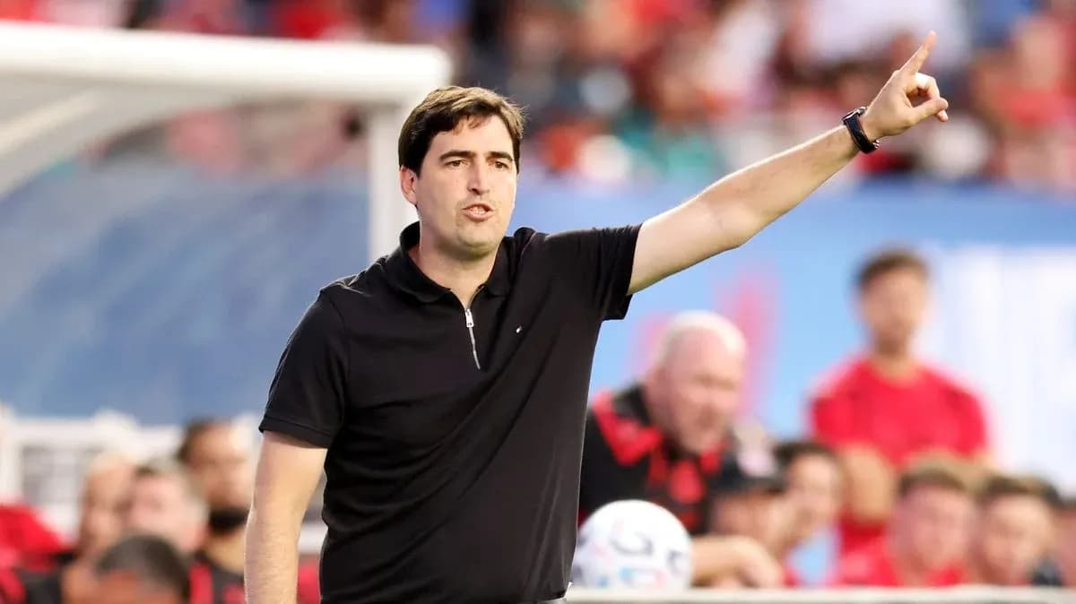 Entrenador dando instrucciones durante un partido