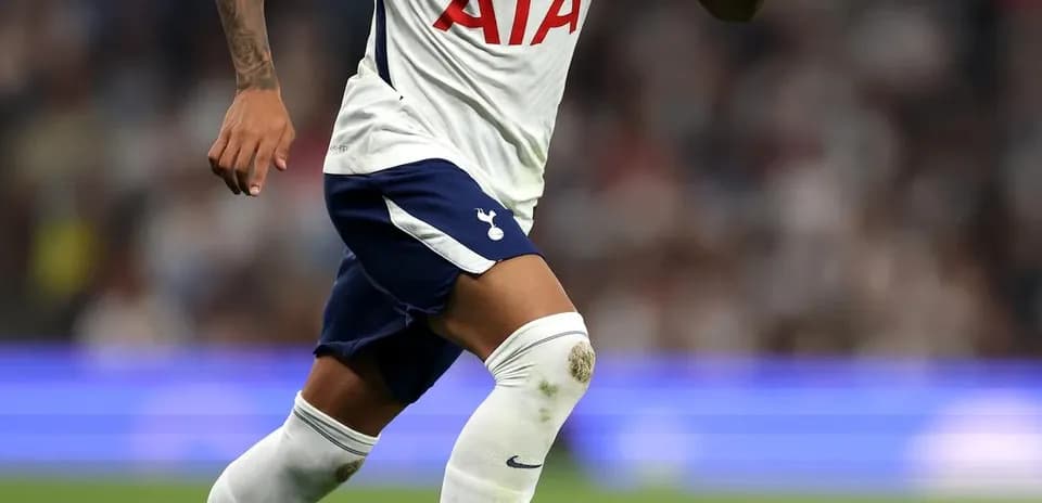 Jugador de Tottenham corriendo con el balón