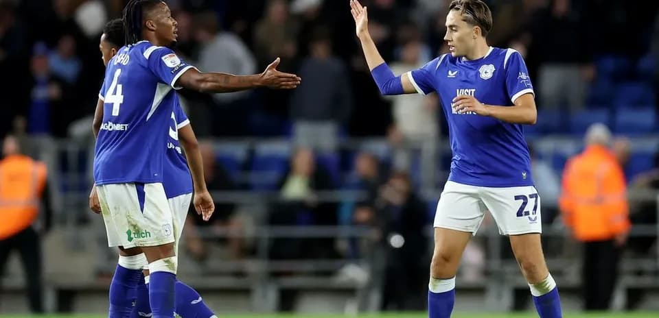 Jugadores de Cardiff City saludándose en el campo