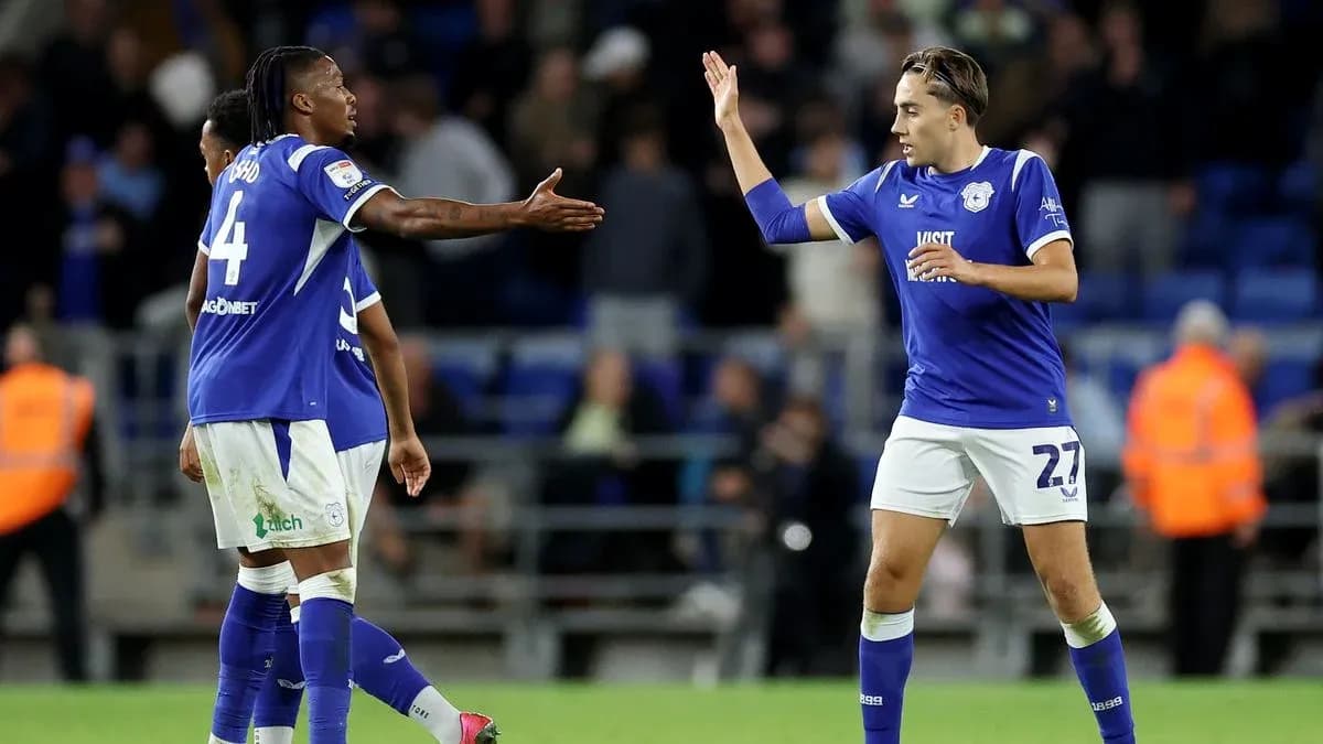 Jugadores de Cardiff City saludándose en el campo