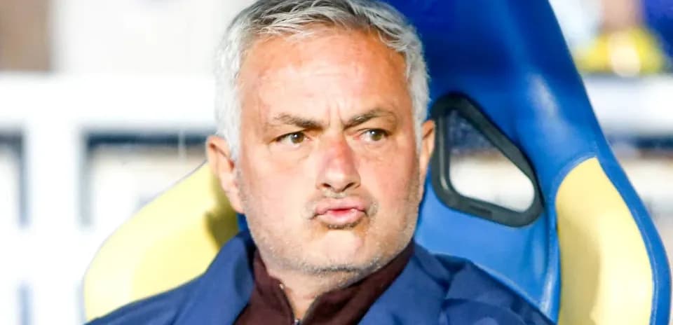 Entrenador sentado en el banquillo durante el partido