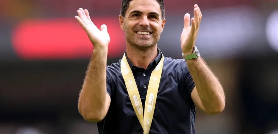 Entrenador aplaudiendo en el campo de juego