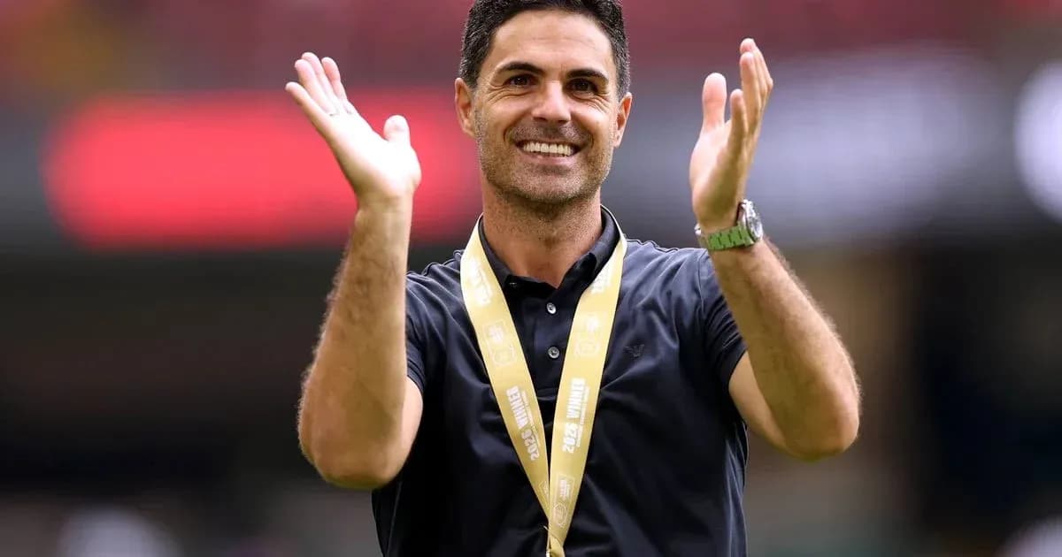 Entrenador aplaudiendo en el campo de juego