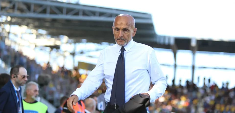 Entrenador caminando en el campo durante el partido