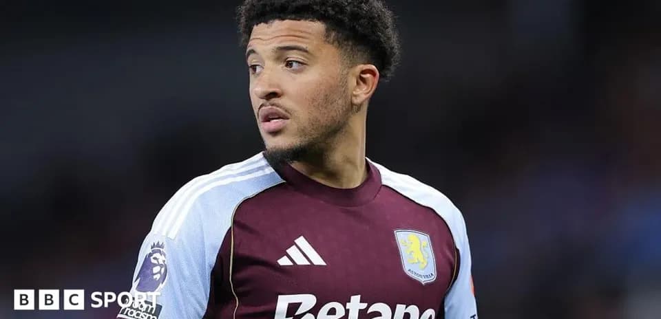 Jugador de Aston Villa en uniforme durante el partido