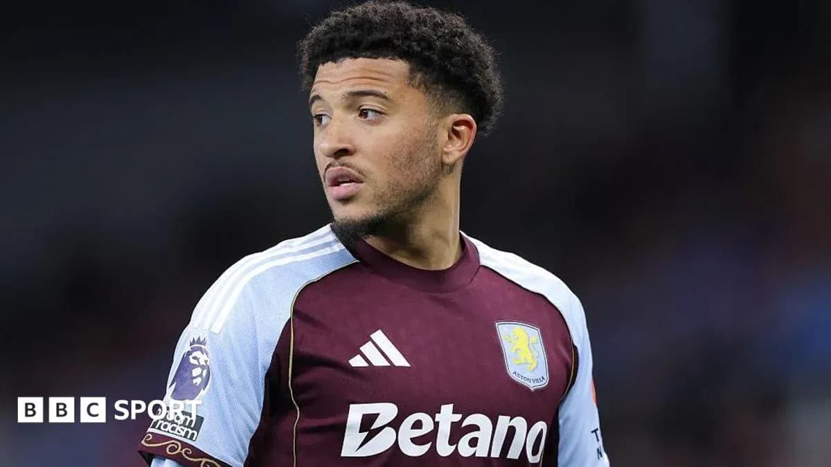 Jugador de Aston Villa en uniforme durante el partido