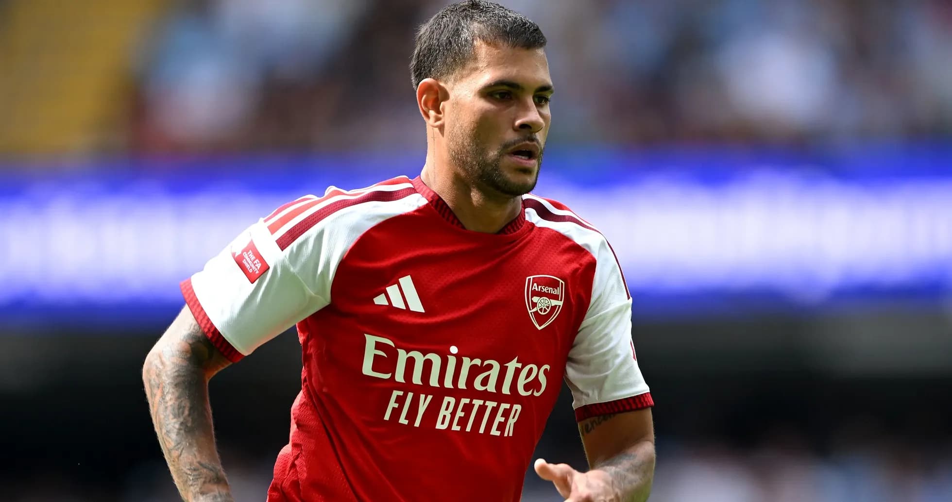 Jugador de Arsenal corriendo en el campo de juego