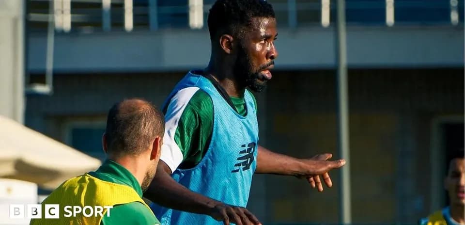 Jugador entrenando en campo con compañeros