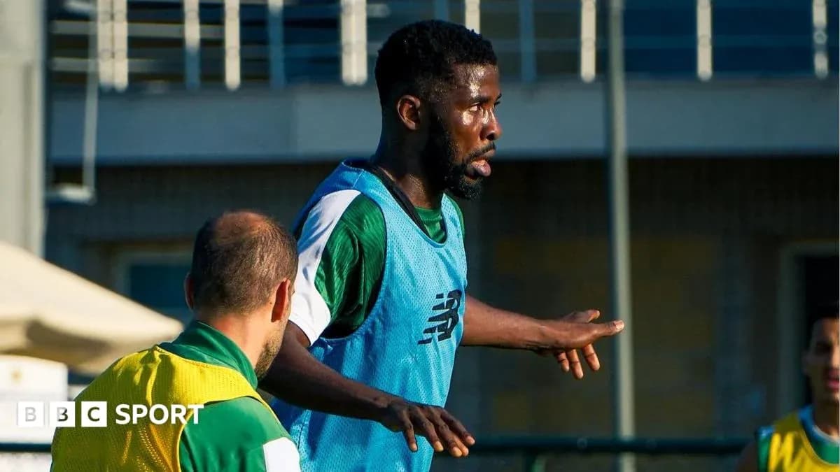 Jugador entrenando en campo con compañeros