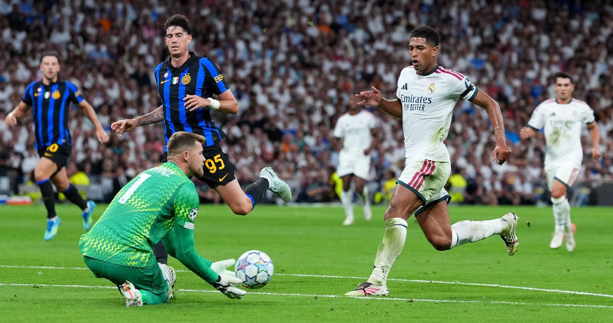 Jugadores de Inter y Real Madrid en acción durante partido