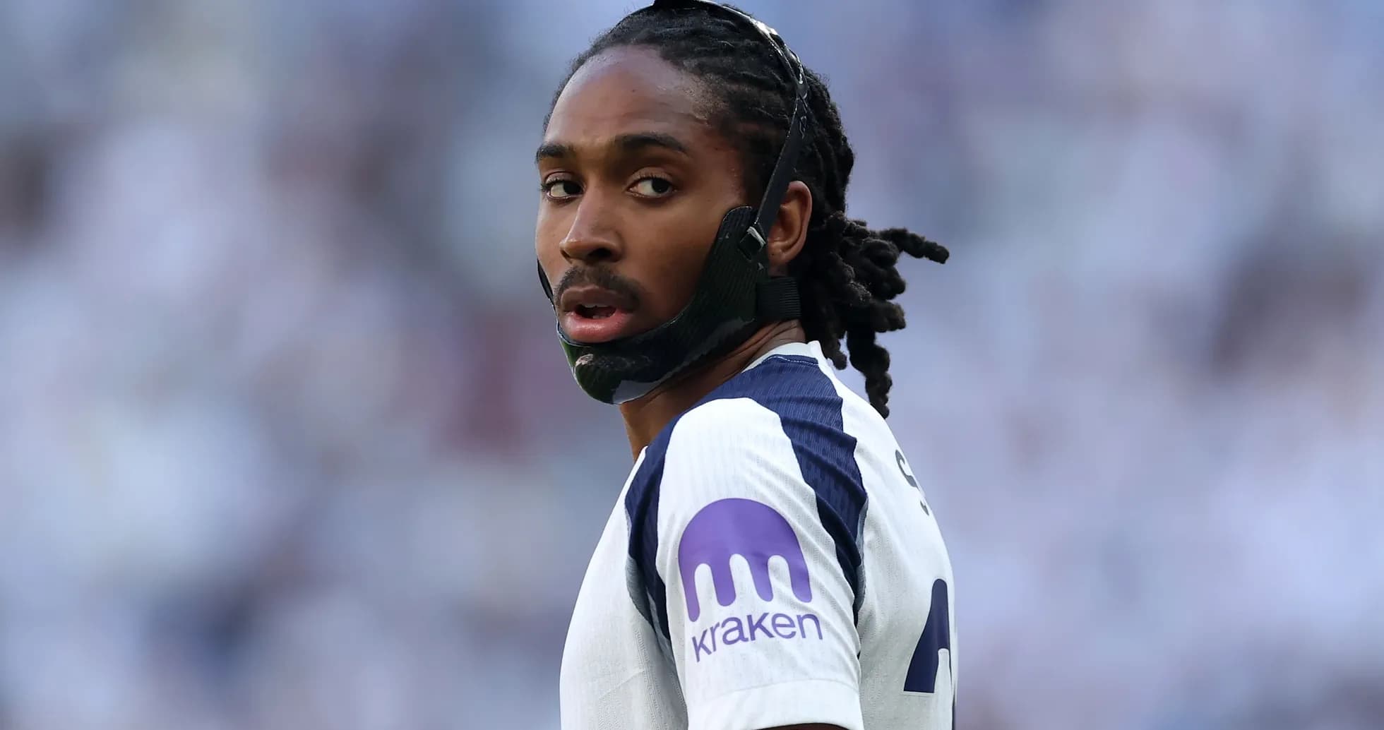 Jugador con máscara en el campo de fútbol
