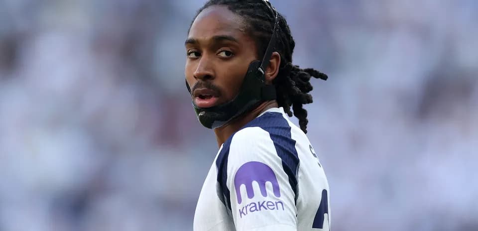 Jugador con máscara en el campo de fútbol