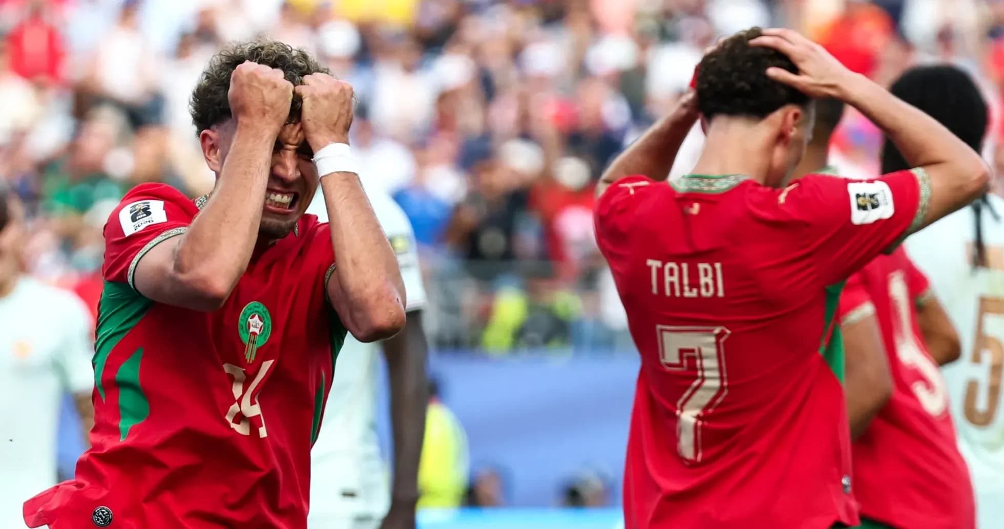 Jugadores de Marruecos lamentándose durante un partido
