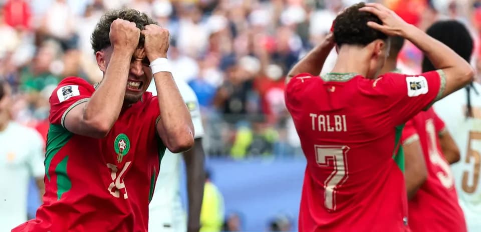 Jugadores de Marruecos lamentándose durante un partido