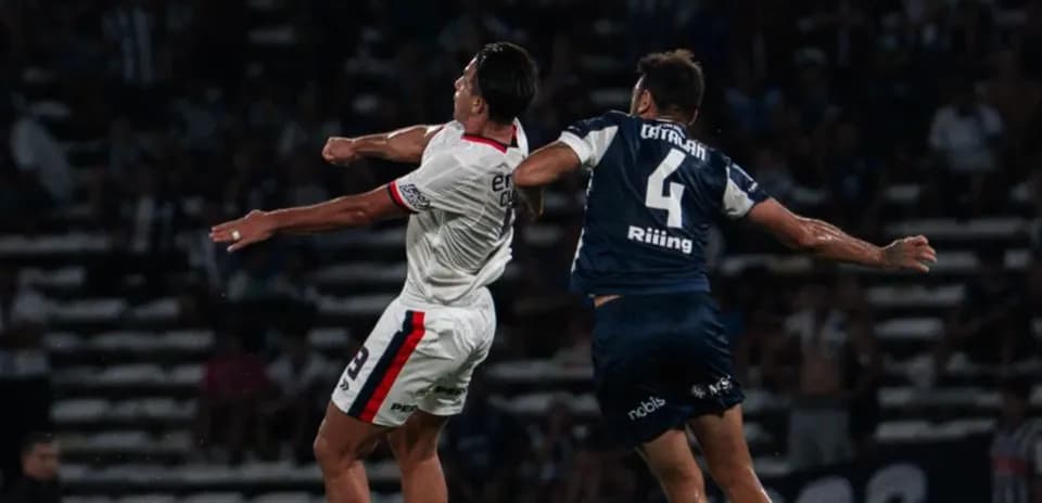 Jugadores compitiendo por el balón en el partido