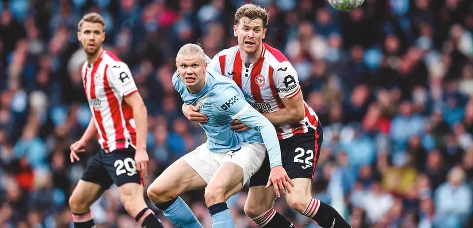 Haaland luchando por el balón contra Brentford