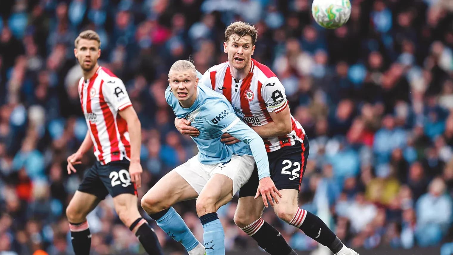 Haaland luchando por el balón contra Brentford