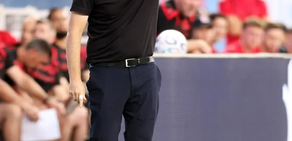 Entrenador dando instrucciones durante un partido