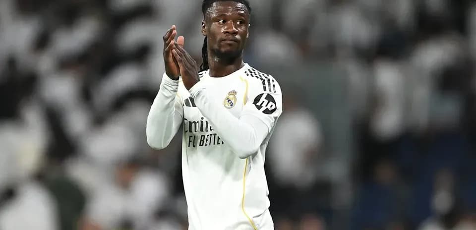 Jugador de Real Madrid aplaudiendo en el campo