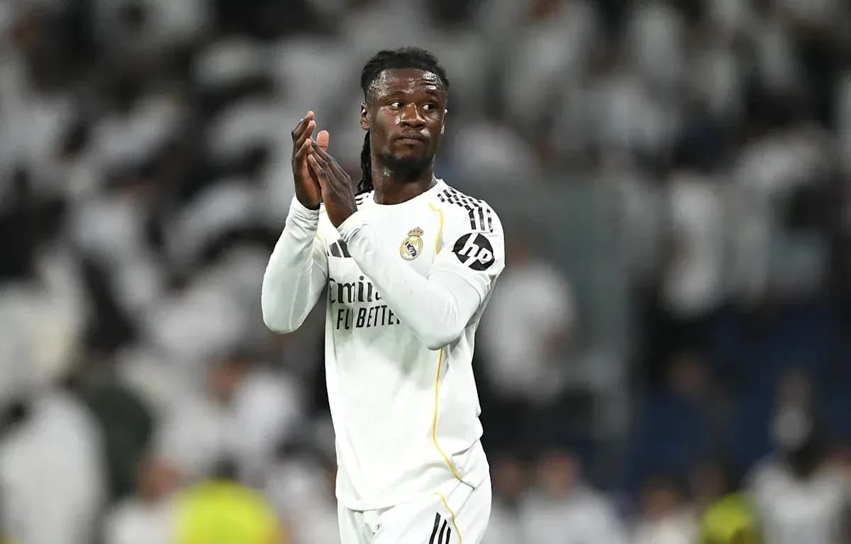 Jugador de Real Madrid aplaudiendo en el campo