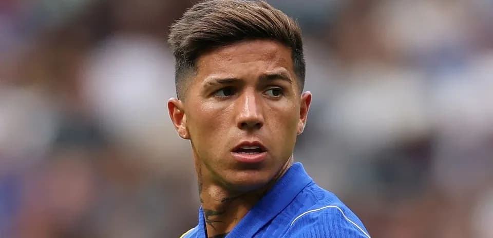 Jugador mirando hacia el campo durante el partido