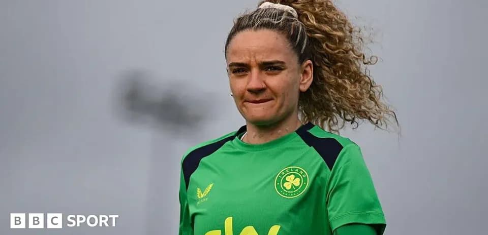 Portera entrenando con uniforme verde en el campo