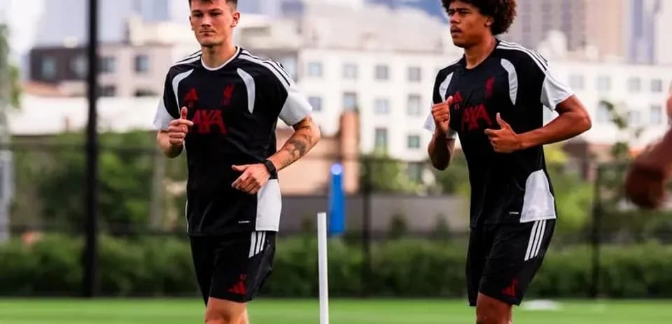 Jugadores de Liverpool corriendo en el entrenamiento