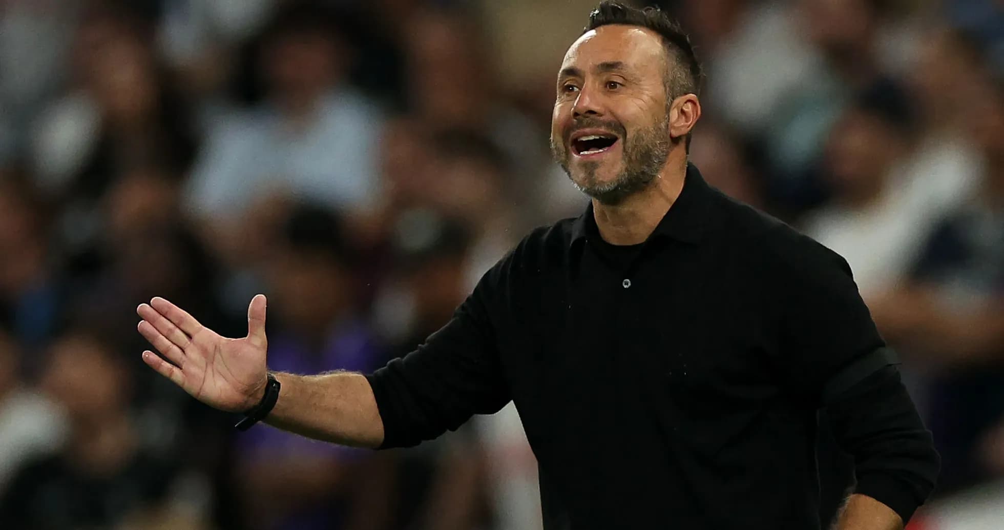 Entrenador dirigiendo instrucciones durante el partido