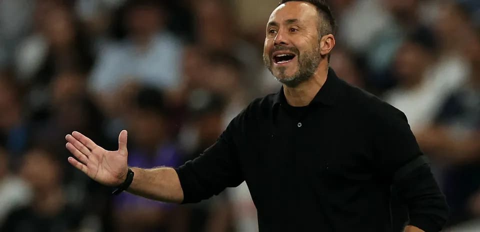 Entrenador dirigiendo instrucciones durante el partido