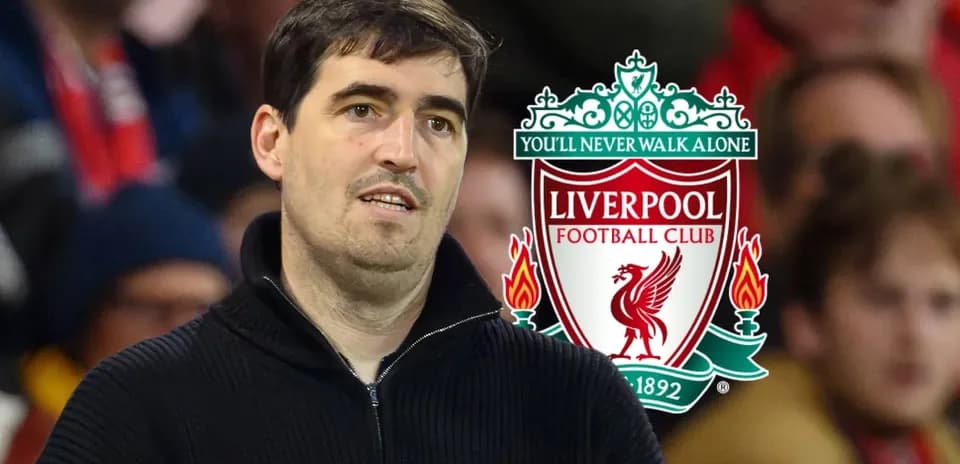Hombre en primer plano con el logo de Liverpool detrás