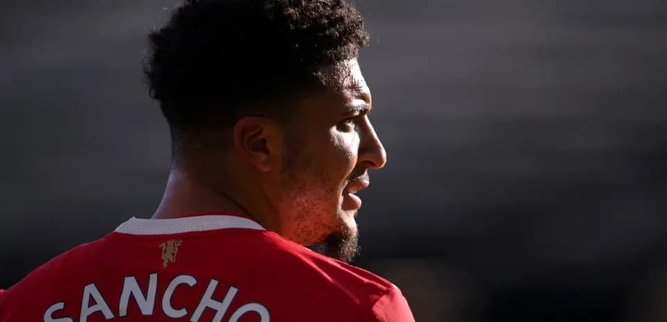 Jugador con camiseta roja y apellido Sancho visible