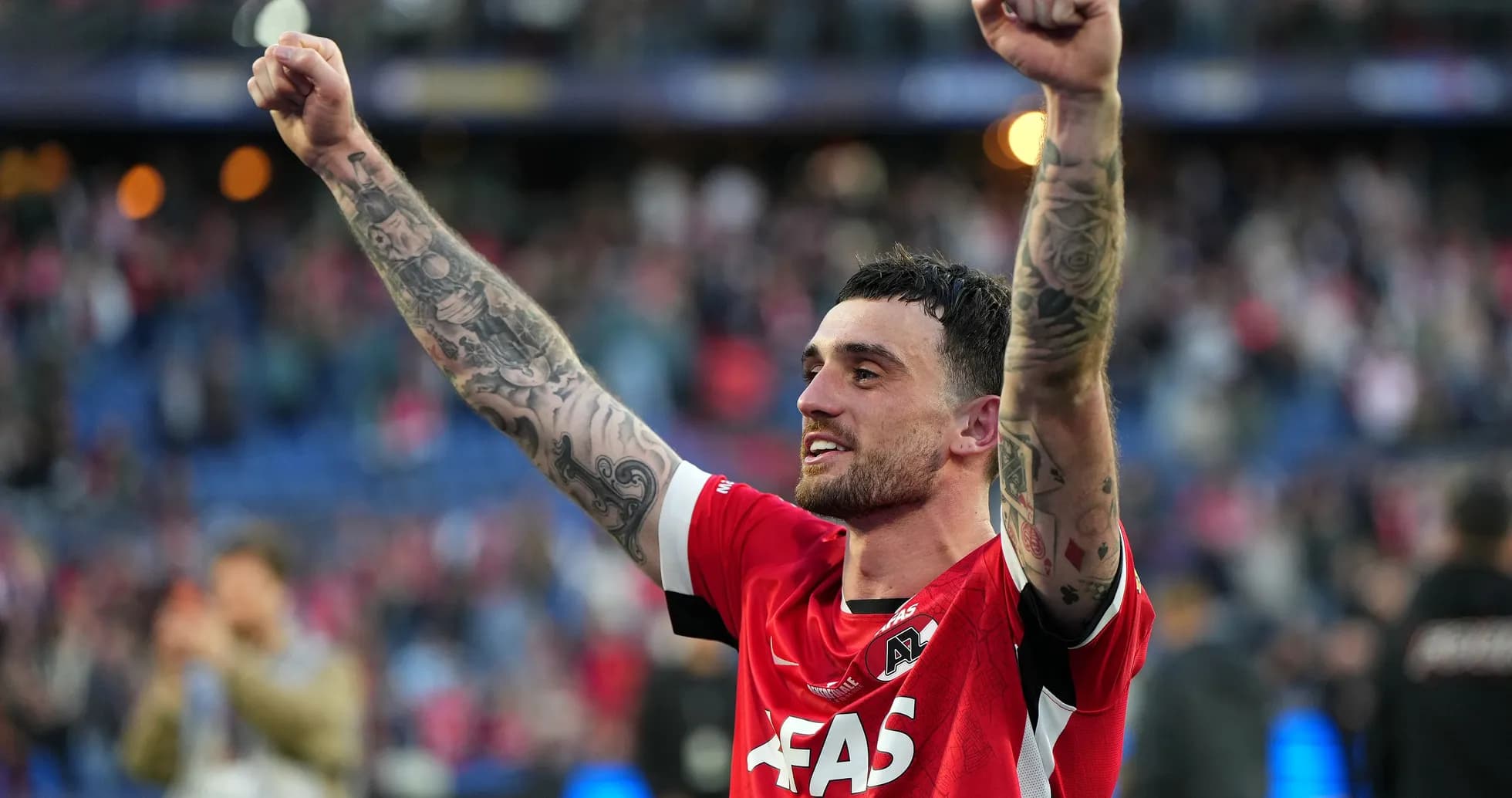 Jugador levantando los brazos tras la victoria