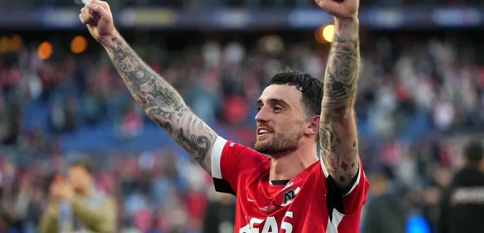 Jugador levantando los brazos tras la victoria