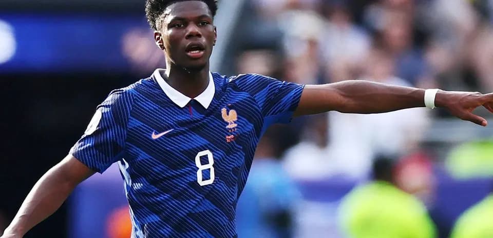 Jugador de Francia señalando durante el partido