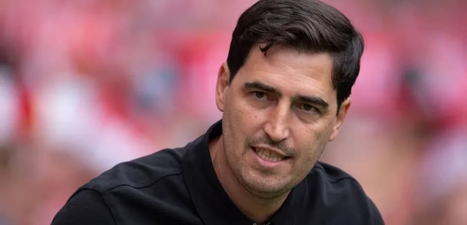 Entrenador en el banquillo durante el partido